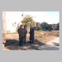 071-1091 Gespraeche mit dem Tierarzt (links) und dem Bauern Michael. Rechts Sieglinde Kenzler (Foto Kenzler).jpg